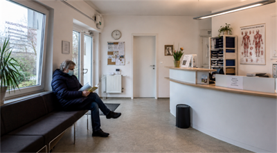 a small local clinic in Europe युरोपमा एउटा सानो स्थानीय क्लिनिक